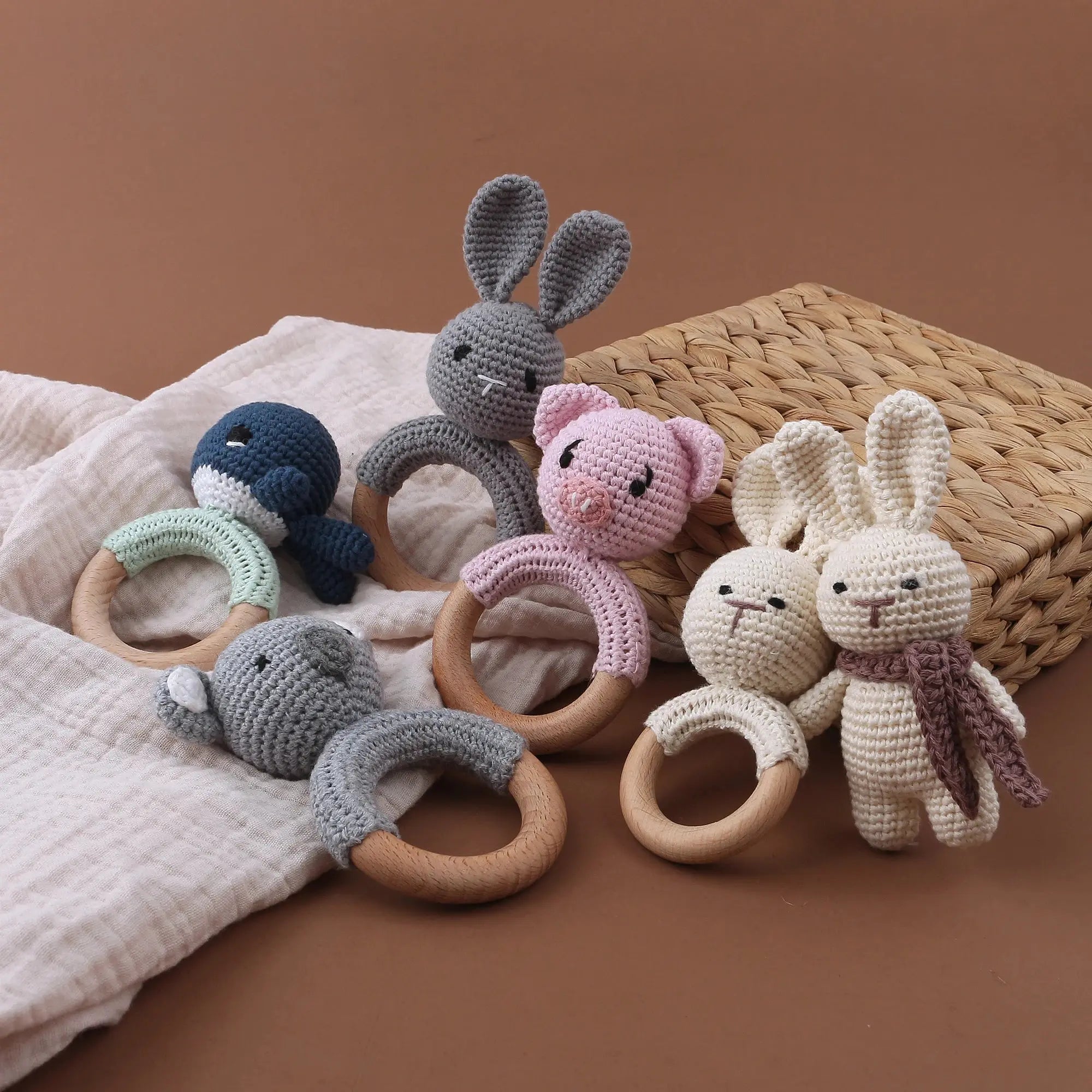 Hochet en crochet - douceur et éveil de bébé Le coffre à jouets